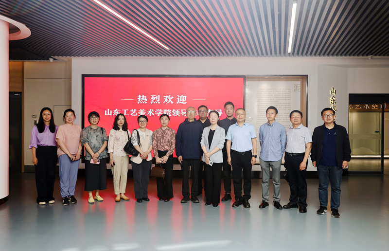 在岱宗文创中心合影 微信_副本.png