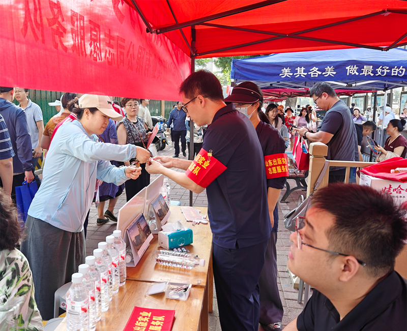 实业公司助力中考志愿服务 送藿香正气口服液 集团网站_副本.jpg